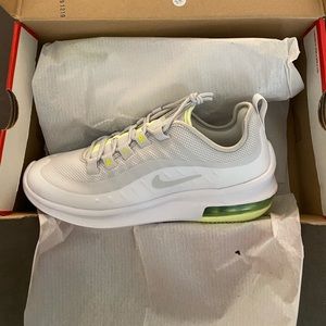 ***Brand New***Nike Air Max Axis w\box